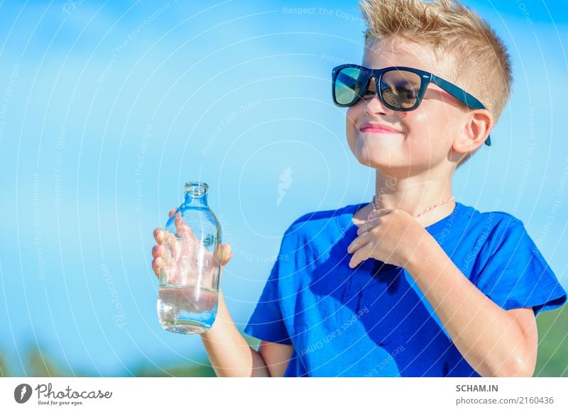 Porträt eines durstigen hübschen Jungen in Trinkwasser der Sonnenbrille Erfrischungsgetränk Flasche Lifestyle Freude Spielen Sommer Insel Kind Mann Erwachsene