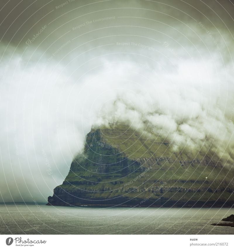 Wolkendunst Insel Berge u. Gebirge Umwelt Natur Landschaft Klima Wetter schlechtes Wetter Nebel dunkel Stimmung Føroyar Dunst Farbfoto Gedeckte Farben