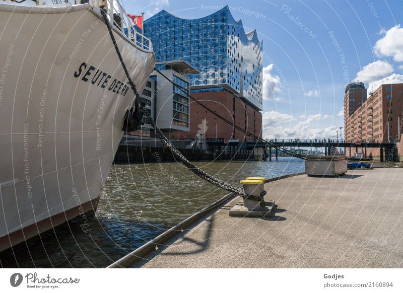 Blick auf die Elbphilharmonie entlang eines Schiffes im Hamburger Binnenhafen Deutschland Hauptstadt Hafenstadt Haus Gebäude Architektur Fußgänger Schifffahrt