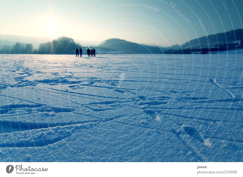 Eislauf Winter Schnee Winterurlaub Mensch Menschengruppe Natur Himmel Sonnenaufgang Sonnenuntergang Sonnenlicht Schönes Wetter Frost Feld Hügel See Erholung
