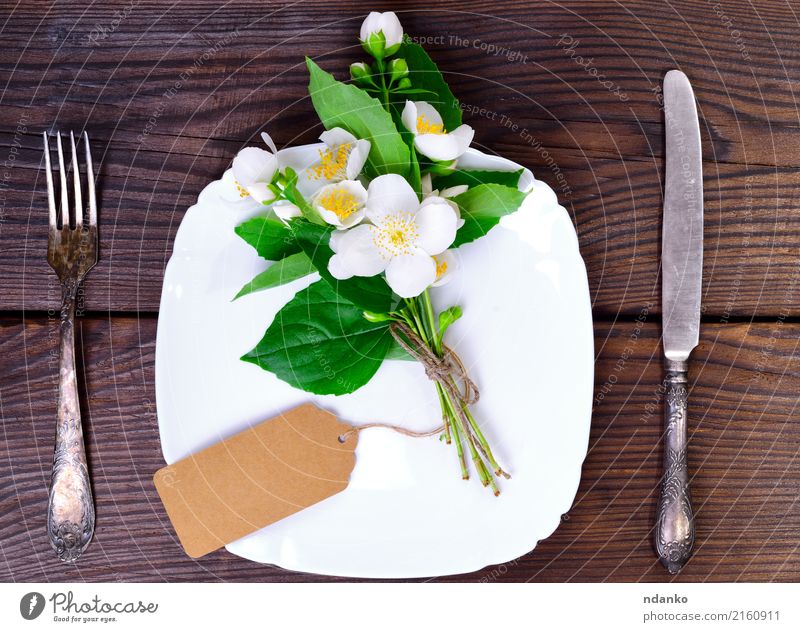 quadratische weiße Platte und Eisenbesteck Abendessen Teller Besteck Gabel Dekoration & Verzierung Küche Restaurant Blume Papier Holz Metall alt oben braun