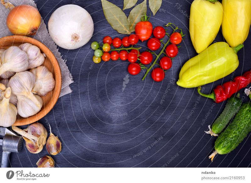 Frisches Gemüse Lebensmittel Schalen & Schüsseln Küche Holz grün rot schwarz Tomate Kirsche Paprika altehrwürdig Hintergrund Zutaten Ernte reif Salatbeilage