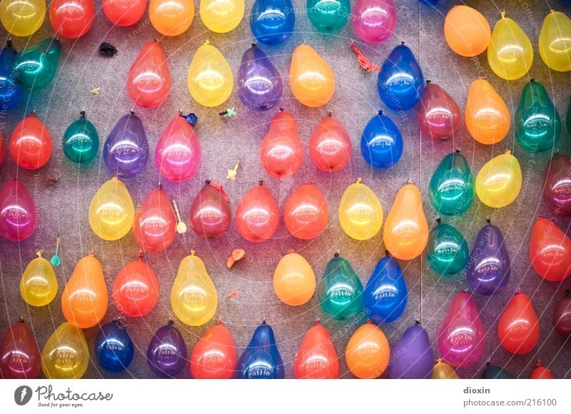 Jeder darf mal! Freude Freizeit & Hobby Spielen Darts Kinderspiel Luftballon Dartpfeil zielen Jahrmarkt Mauer Wand hängen glänzend blau mehrfarbig gelb grün