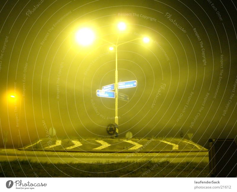 Kreisverkehr in gelb Nebel Nacht Laterne Langzeitbelichtung gelbes Licht Wegweiser