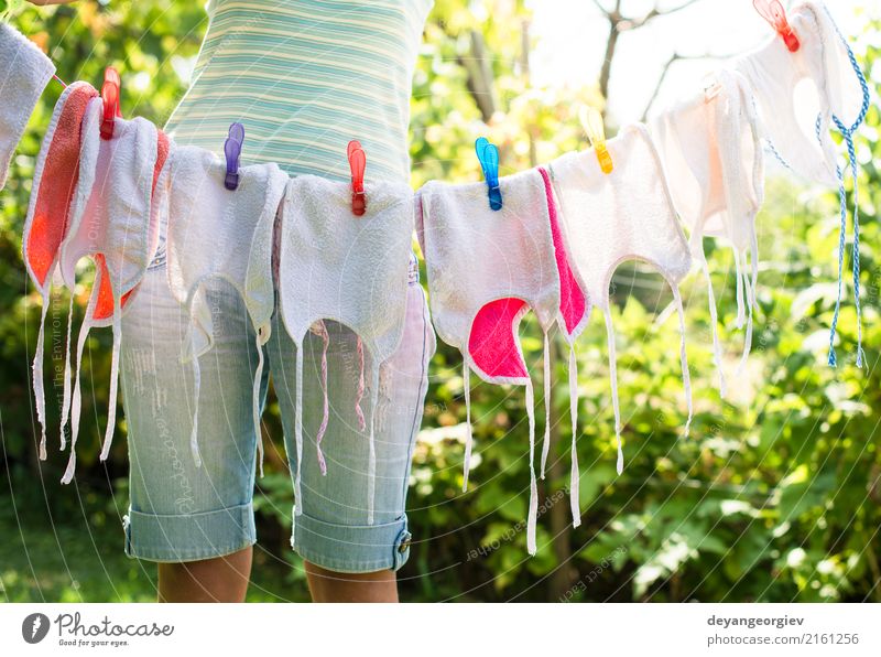 Babylätzchen auf der Wäsche Garten Kind Kindheit Bekleidung Stoff Accessoire Linie dreckig klein blau weiß Lätzchen Wäscherei Wäsche waschen neugeboren