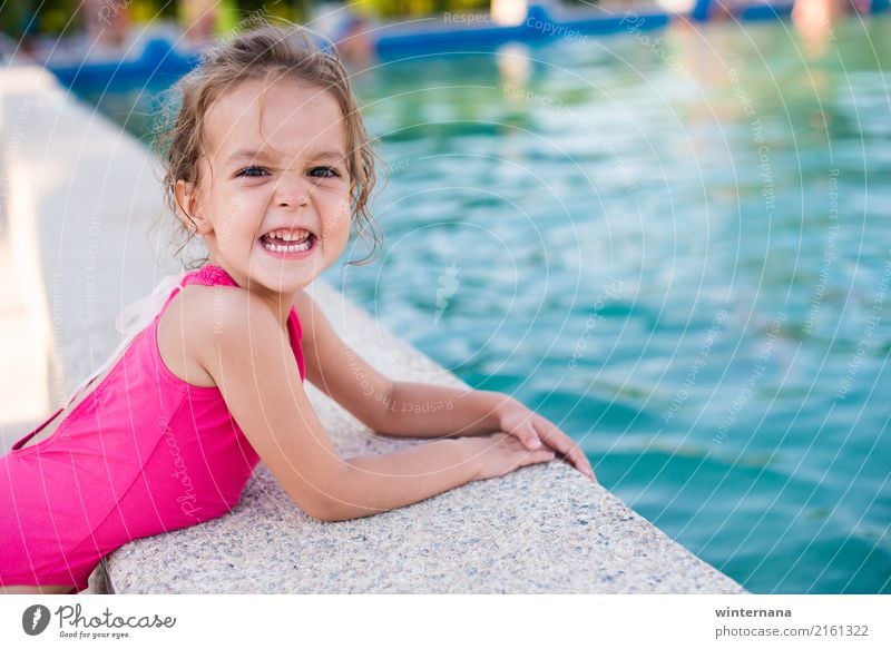 Lächeln auf dem Schwimmbad Mädchen 1 Mensch 3-8 Jahre Kind Kindheit Wasser Sommer Badehose blond genießen lachen Spielen Gefühle Freude Fröhlichkeit