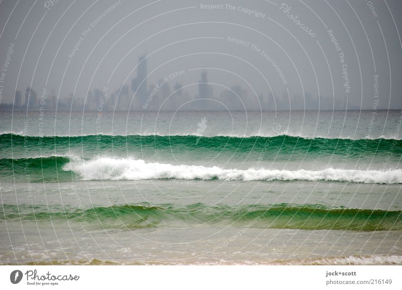Surfers Paradise am diesigen Tag Ferne Himmel schlechtes Wetter Wellen Pazifik Pazifikstrand Gold Coast Skyline Stadt grau grün Stimmung Inspiration modern