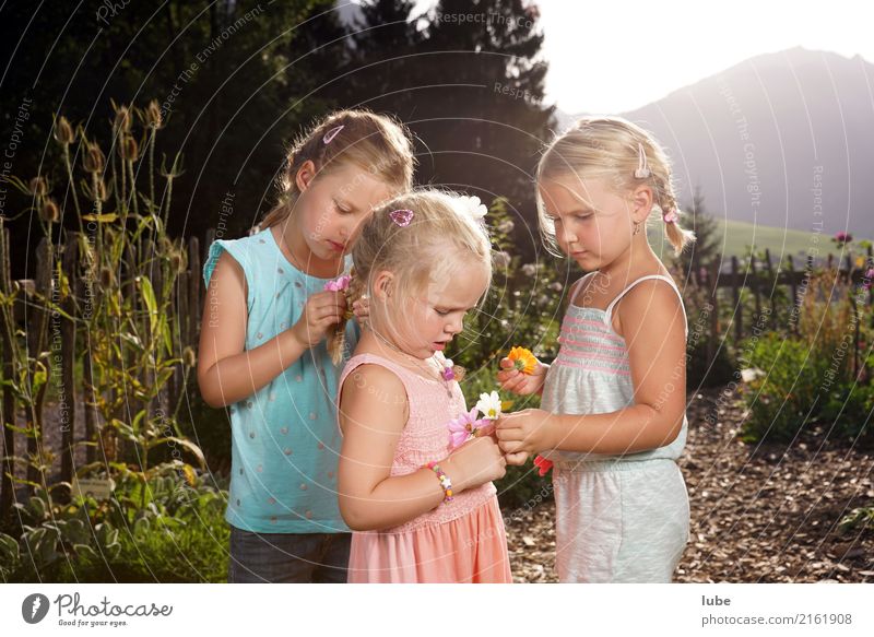 Blumenmädchen 2 Mädchen Umwelt Natur Pflanze Frühling Sommer Garten schön Glück Kind Farbfoto Außenaufnahme