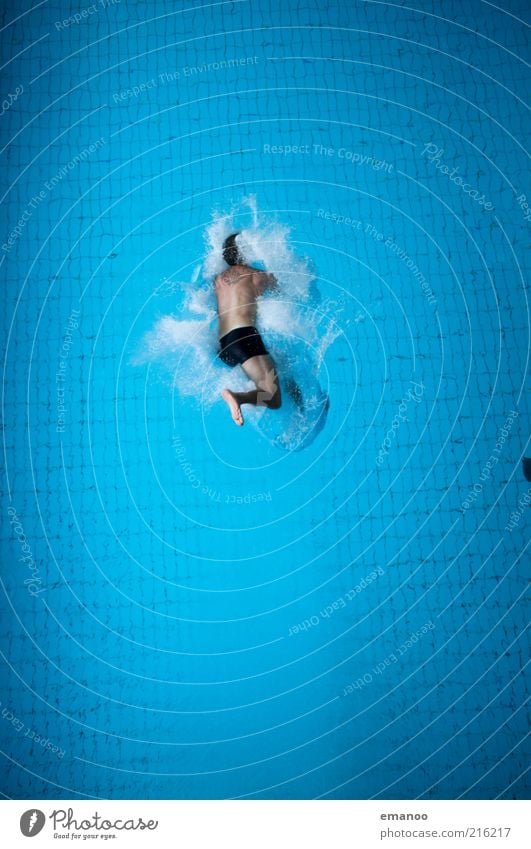 bauchplatscher Lifestyle Freude Freizeit & Hobby Sport Wassersport Sportler Schwimmbad Mensch maskulin 1 fallen springen hoch kalt blau Mut Angst Übermut