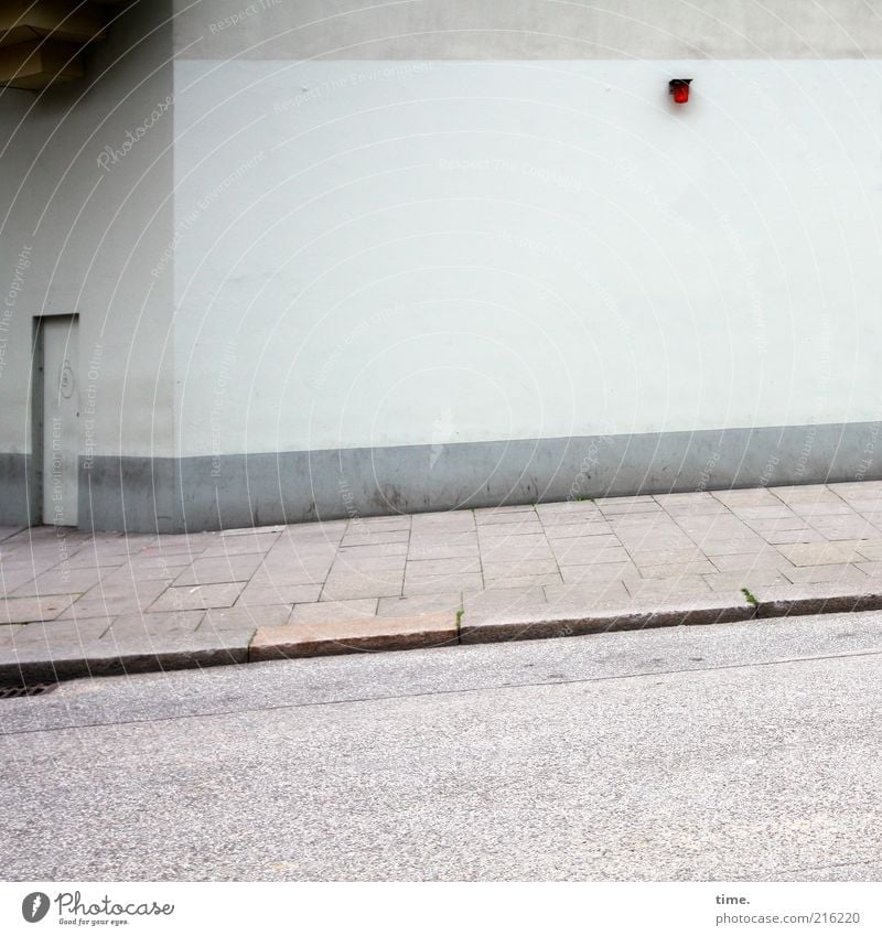 [HH10.1] - Schicksal & Beleuchtung Haus Mauer Wand Tür Straße Beton Linie trist grau Bürgersteig Pflastersteine Betonplatte Alarmanlage Türrahmen Erker Putz