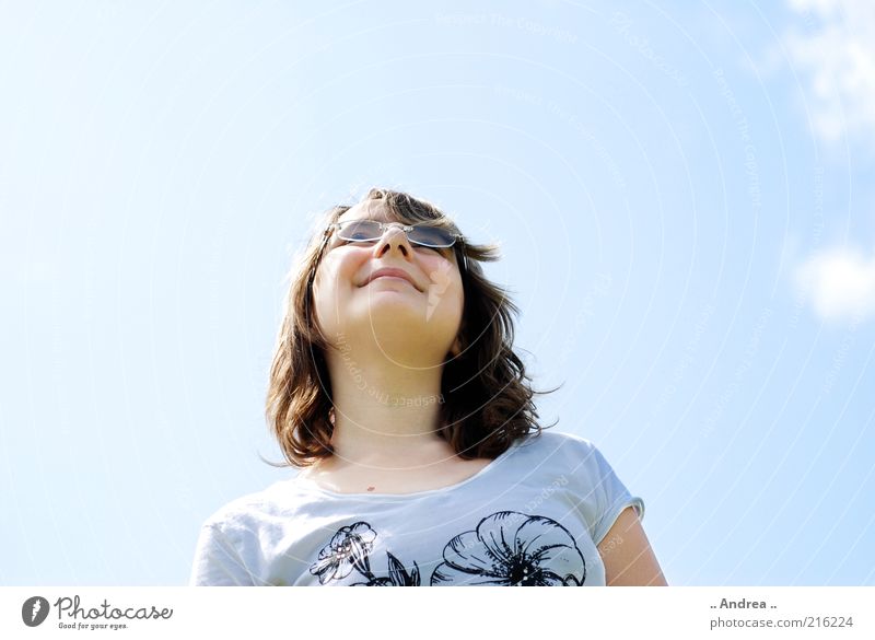 Blick in den Himmel feminin Denken himmelblau Porträt brünett schön Jugendliche Sehnsucht Froschperspektive Erwartung Freundlichkeit Lächeln Blick nach oben