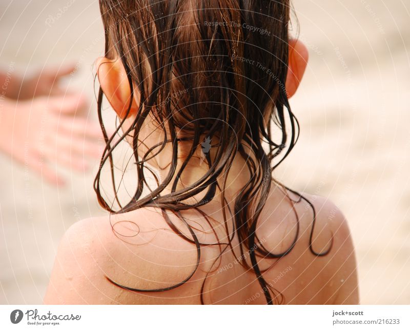 Entdeckung des Sommers Kindheit Kopf Haare & Frisuren Ohr Hand 3-8 Jahre Wärme Strand brünett langhaarig Schwimmen & Baden beobachten nass Gefühle Freude