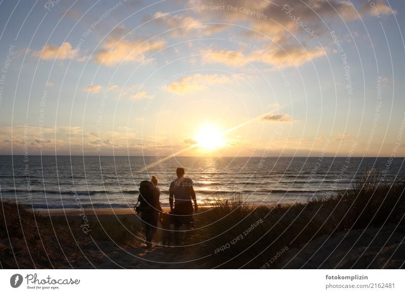 Vater, Mutter und Kind laufen in der Abendsonne durch eine Stranddüne Glück Eltern Ferien & Urlaub & Reisen Freiheit Sommer Sommerurlaub Meer Elternschaft