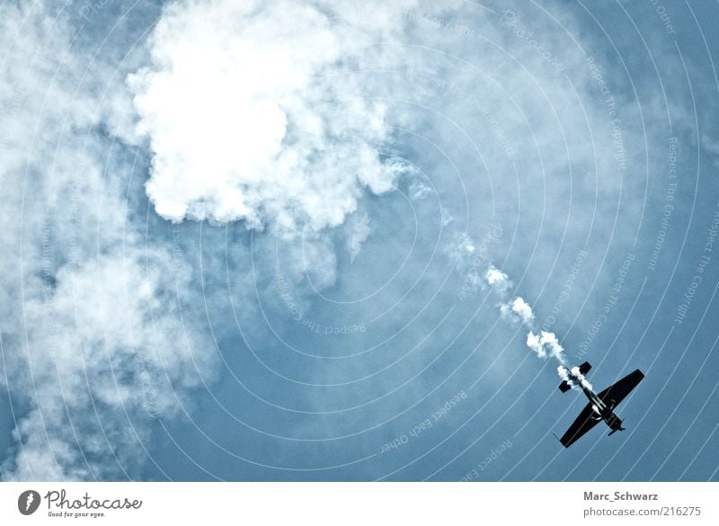 smoky Airshow Flugzeug Kunstflug Luftverkehr Veranstaltung Show Himmel nur Himmel Wolken Schönes Wetter Propellerflugzeug Sportflugzeug fliegen hoch