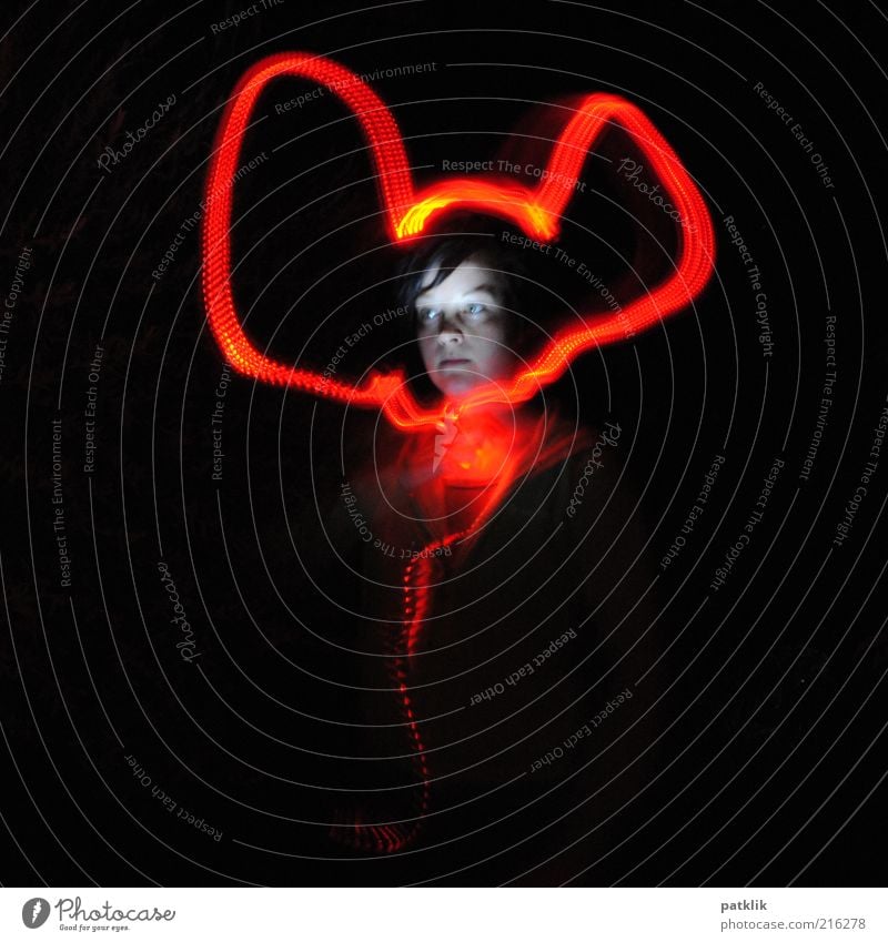 Mickey Mouse Junge Frau Jugendliche Gesicht 18-30 Jahre Erwachsene Bewegung Langzeitbelichtung Rotlicht Experiment Ohr Farbfoto Außenaufnahme Nacht rot