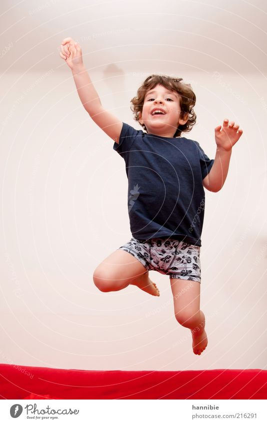 ...Looooos! Spielen Wohnung maskulin Kind Junge 1 Mensch 3-8 Jahre Kindheit T-Shirt Unterwäsche brünett Locken springen Gesundheit Fröhlichkeit lustig blau rot