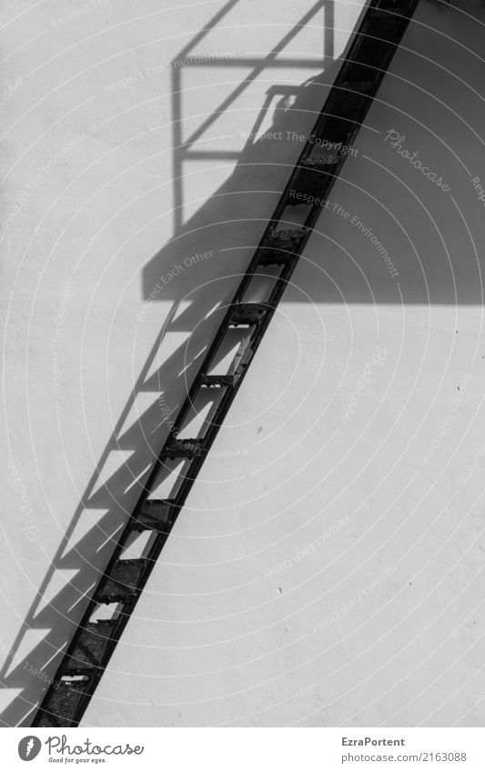 / Haus Bauwerk Gebäude Architektur Mauer Wand Treppe Fassade Beton Metall Linie schwarz weiß diagonal Schattenspiel Schwarzweißfoto Außenaufnahme Menschenleer