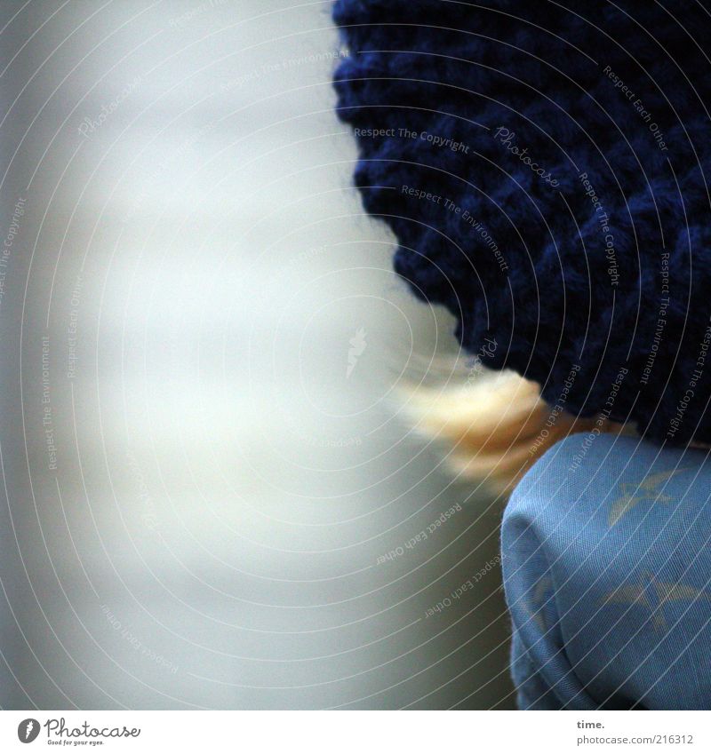 [HH10.1] - Eingemummelt Mütze Wolle gestrickt Textilien Wollmütze Schal Haare & Frisuren blond neckisch Kopf Rückansicht Gegenlicht Außenaufnahme Muster gewebt