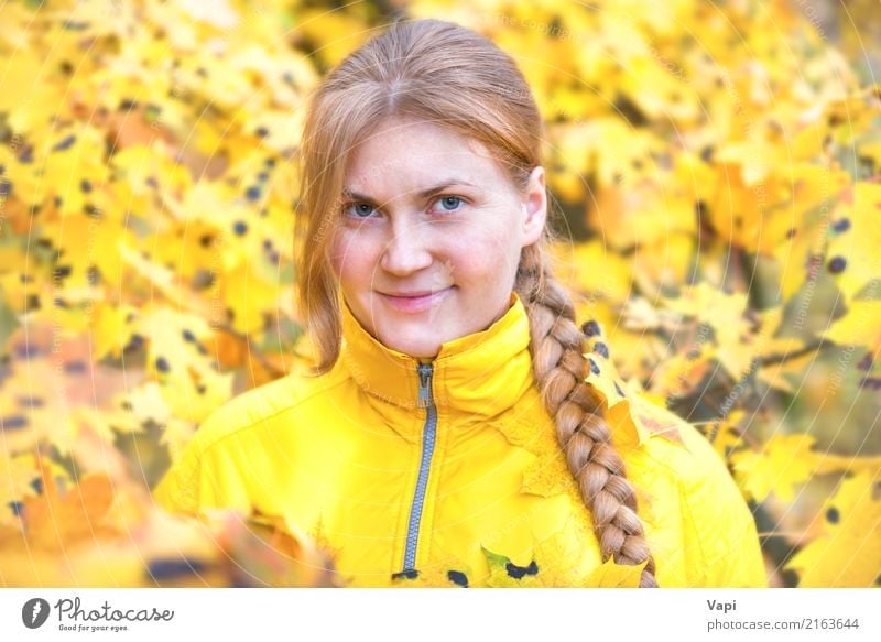Recht junge Frau mit dem roten Haar im Herbstpark Lifestyle elegant Freude Glück schön Haare & Frisuren Gesicht Gesundheit Gesundheitswesen Wellness Leben