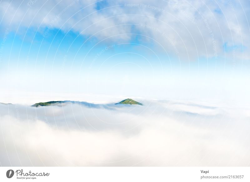Grüne Bergspitze in den Wolken Ferien & Urlaub & Reisen Ausflug Sommer Meer Insel Berge u. Gebirge Natur Landschaft Himmel Horizont Nebel Hügel Gipfel Vulkan
