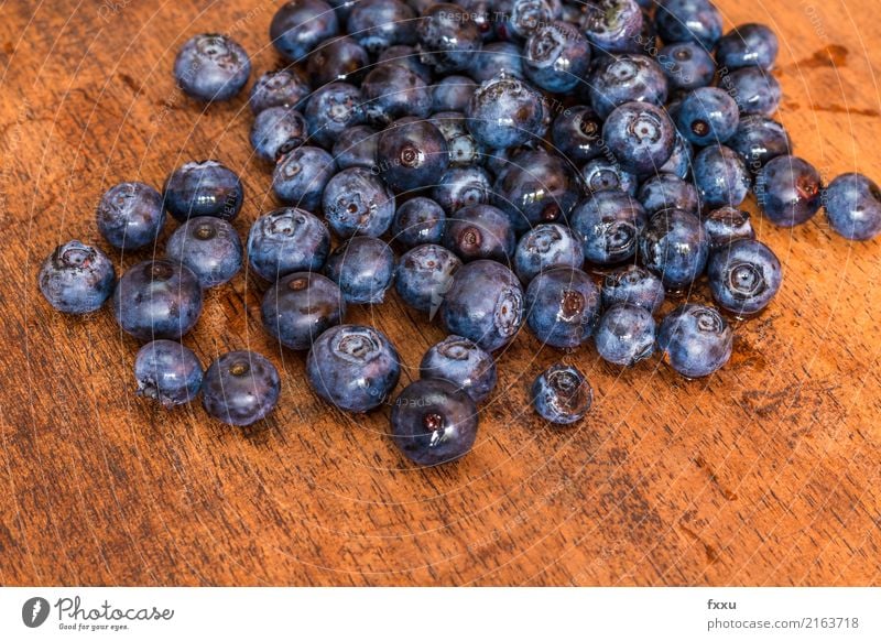 Heidelbeeren auf Holz-Hintergrund Blaubeeren lecker blau Frucht Gesundheit Gesunde Ernährung Vitamin Lebensmittel schön süß Dessert Beeren Wald violett Natur