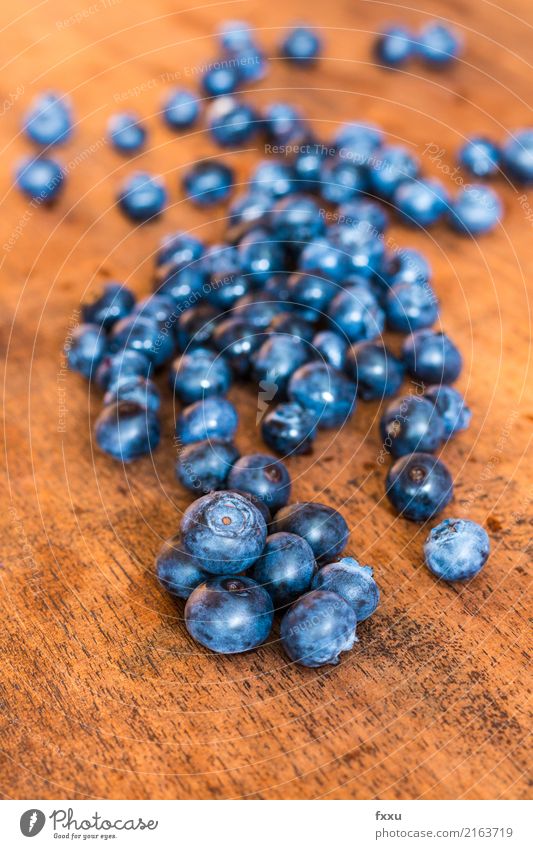 Heidelbeeren auf Holz-Hintergrund Blaubeeren lecker blau Frucht Gesundheit Gesunde Ernährung Gesundheitswesen Vitamin Lebensmittel schön süß Dessert Beeren Wald