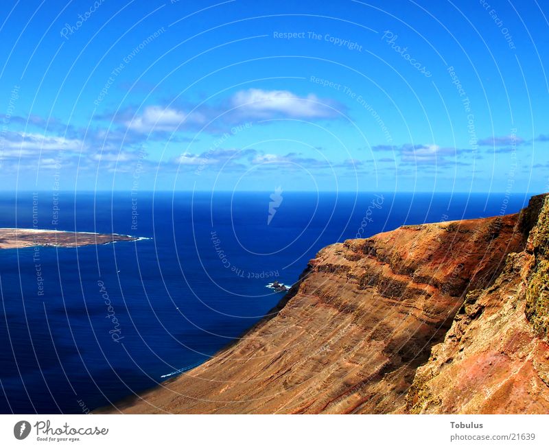 Felsenküste auf Lanzarote Küste Meer blau Wasser Sand