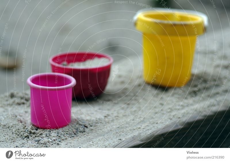 [HH 10.1] Backe backe Kuchen ....... Schalen & Schüsseln Sand natürlich gelb rosa Freude Farbe Sandkasten Farbfoto Unschärfe Eimer Kunststoff Sandspielzeug