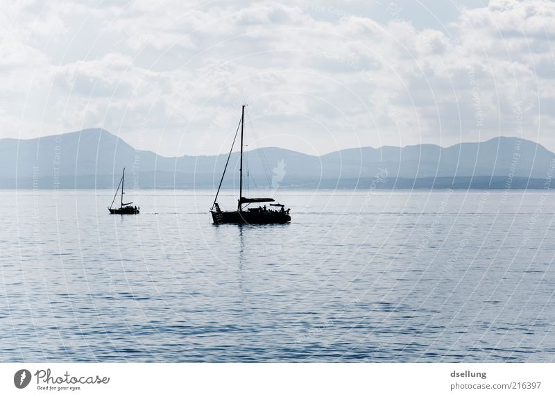 Mallorca VIII Landschaft Wasser Himmel Schönes Wetter Meer Mittelmeer Insel Erholung blau grau schwarz ruhig Wasserfahrzeug Segelboot See Bucht Farbfoto