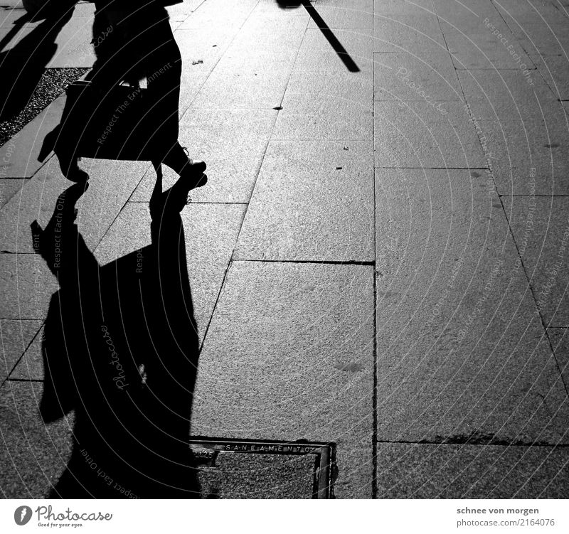 corrida de touros Portugal Stadt Stadtzentrum Stadtrand Altstadt Fußgänger Straße Straßenkreuzung Wege & Pfade Mode Tasche Koffer Regenschirm Stiefel Bewegung