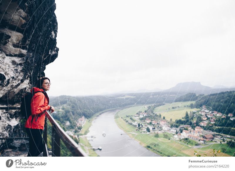 Wandern (07) feminin Junge Frau Jugendliche Erwachsene 1 Mensch 18-30 Jahre 30-45 Jahre Abenteuer Natur Sächsische Schweiz Regenjacke rot Farbfoto Außenaufnahme