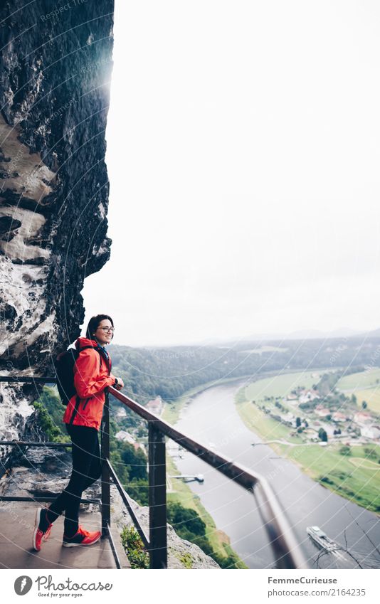 Wandern (13) feminin Junge Frau Jugendliche Erwachsene Mensch 18-30 Jahre 30-45 Jahre Natur wandern Sächsische Schweiz Aussicht Elbe Felsen Regenjacke Rucksack