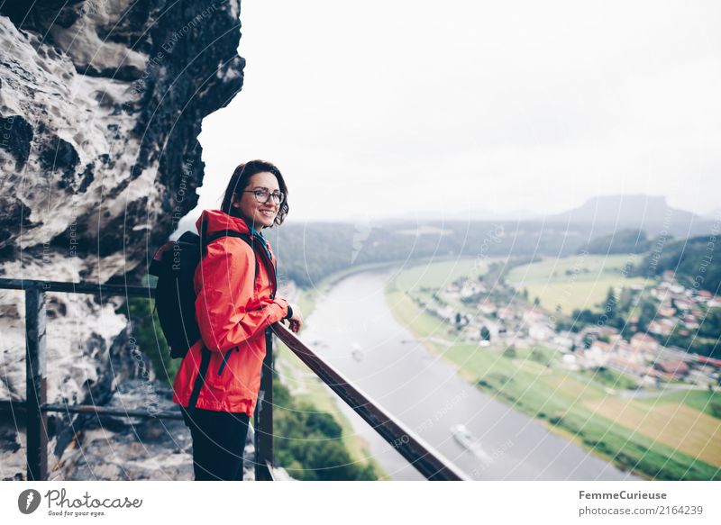 Wandern (09) feminin Junge Frau Jugendliche Erwachsene 1 Mensch 18-30 Jahre 30-45 Jahre Abenteuer Sächsische Schweiz wandern Regenjacke rot Aussicht Luft