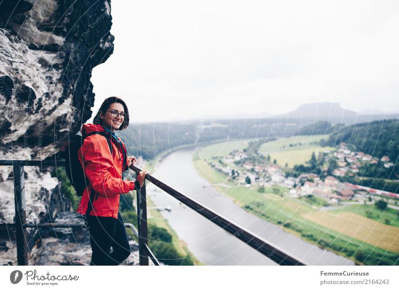 Wandern (01) feminin Junge Frau Jugendliche Erwachsene Mensch 18-30 Jahre 30-45 Jahre Abenteuer Natur Sächsische Schweiz wandern Regenjacke rot Aussicht