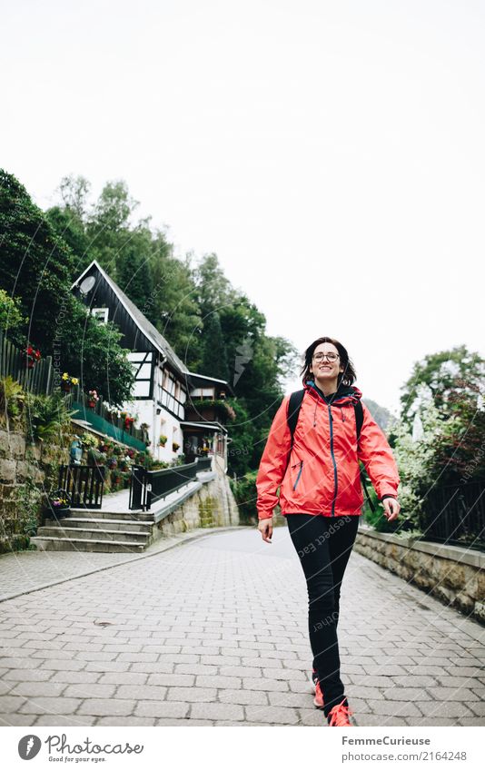Wandern (11) feminin Junge Frau Jugendliche Erwachsene Mensch 18-30 Jahre 30-45 Jahre Natur wandern Regenjacke Rucksack Sächsische Schweiz Idylle Spaziergang