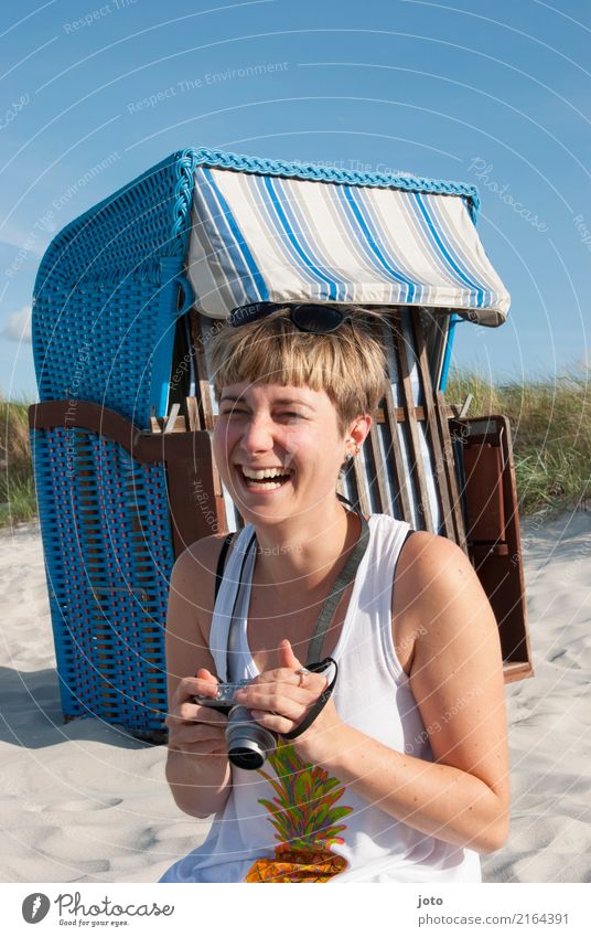 schlapp lachen Leben Zufriedenheit Ferien & Urlaub & Reisen Tourismus Ausflug Sommer Sommerurlaub Fotokamera Junge Frau Jugendliche Strand Lächeln authentisch