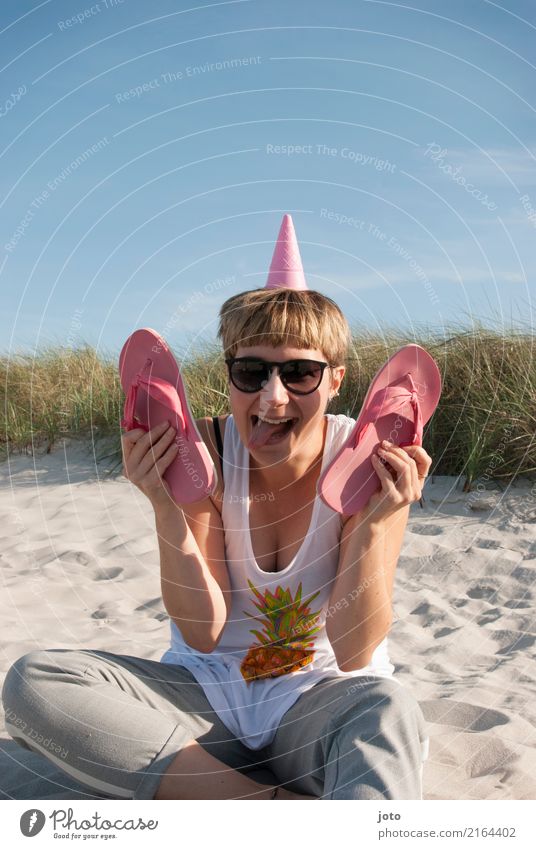 rumalbern Ferien & Urlaub & Reisen Tourismus Ausflug Sommer Sommerurlaub Junge Frau Jugendliche Himmel Schönes Wetter Strand Stranddüne Sonnenbrille Flipflops