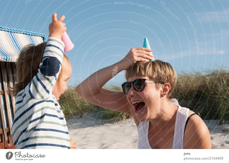 Kind albert mit Frau am Strand herum Spielen Ferien & Urlaub & Reisen Ausflug Sommer Sommerurlaub Kindererziehung Kleinkind Junge Frau Jugendliche Mutter