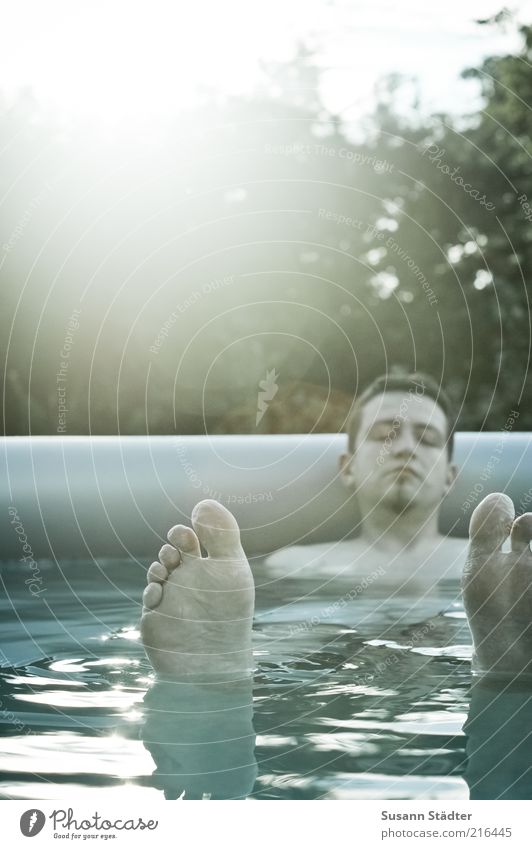 Sommersehnsucht Mann Erwachsene Fuß 1 Mensch 18-30 Jahre Jugendliche genießen ruhen schlafen Halbschlaf Schwimmbad Garten glänzend Wellen nass schrumplig