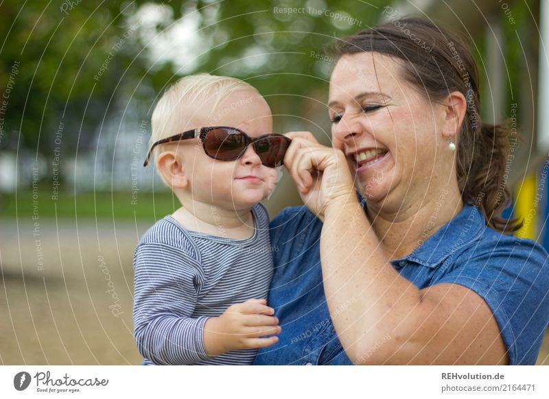 durchblick Mensch Kind Kleinkind Frau Erwachsene Mutter 2 1-3 Jahre 30-45 Jahre Park Sonnenbrille lachen authentisch Fröhlichkeit Glück lustig Freude