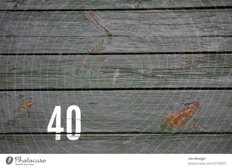 ab 40.. Holz Zeichen Ziffern & Zahlen alt retro trashig grau weiß Verfall Vergänglichkeit Holzwand Information trist Bretterzaun Holzfußboden Fassade