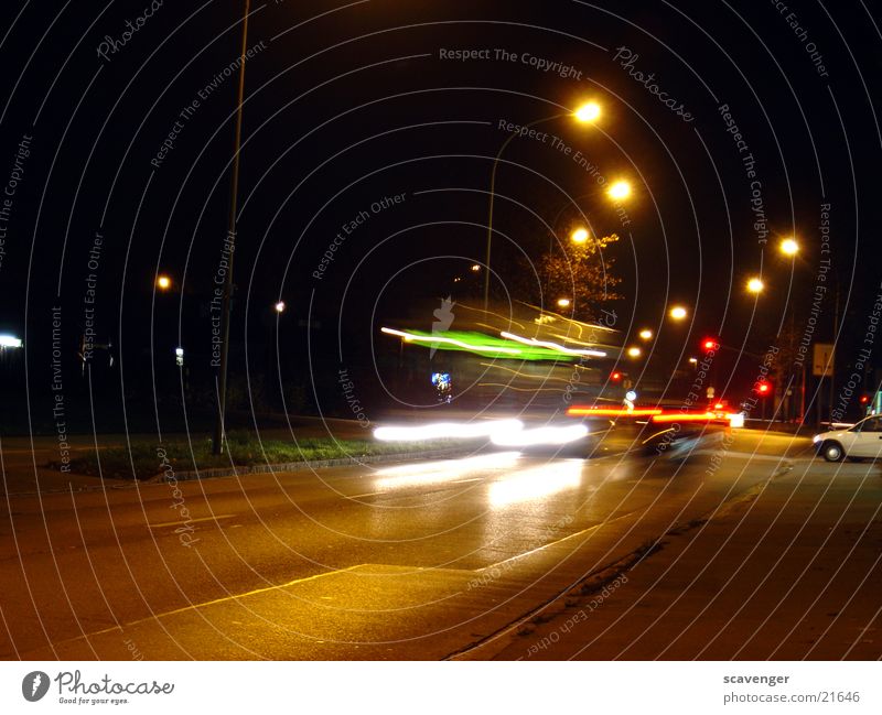 nachtbus Fahrzeug Langzeitbelichtung Licht rot Geschwindigkeit Rücklicht Nacht Dämmerung Verkehr grün weiß Lampe Laterne Aktion PKW autolicht Bewegung Straße