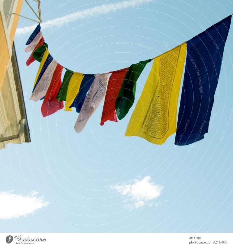 Flagge zeigen Schönes Wetter Zeichen Fahne hängen frei oben mehrfarbig Frieden Gebetsfahnen Farbfoto Außenaufnahme Nahaufnahme Textfreiraum unten