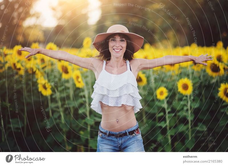 Lächelndes Mädchen auf dem Gebiet der Sonnenblumen Lifestyle Wellness Leben Freizeit & Hobby Ferien & Urlaub & Reisen Abenteuer Freiheit Sommer Mensch