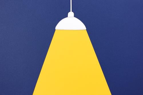 Licht an. Deckenlampe mit Lichtkegel Lampe beobachten leuchten einfach hell blau gelb Wahrheit Energie innovativ Häusliches Leben erleuchten fokussieren Papier
