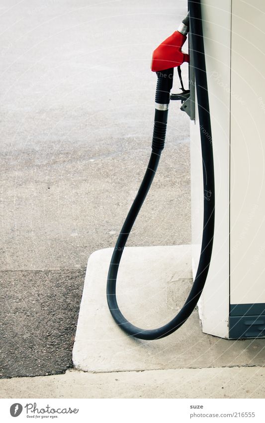 Tankstopp Dienstleistungsgewerbe Umwelt Benzin tanken Zapfsäule Tankstelle Diesel Biodiesel Erdgas Gas Schlauch teuer Farbfoto Gedeckte Farben Außenaufnahme