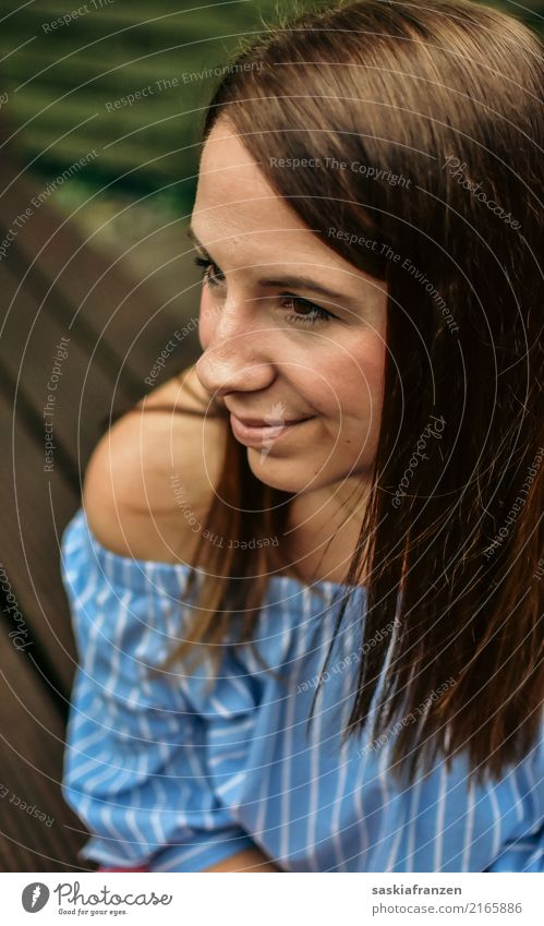 Seite. Mensch feminin Junge Frau Jugendliche Erwachsene Kopf Haare & Frisuren 1 18-30 Jahre Mode Bekleidung brünett beobachten Denken Erholung genießen Lächeln