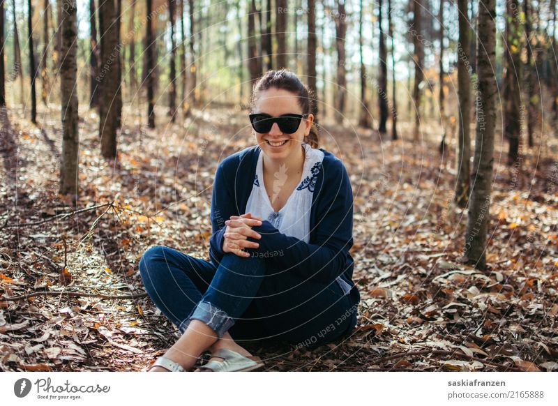 Herbstwald III. Mensch feminin Junge Frau Jugendliche Erwachsene Schwester Körper 1 18-30 Jahre Natur Wald Jeanshose Accessoire Sonnenbrille Glück positiv Wärme