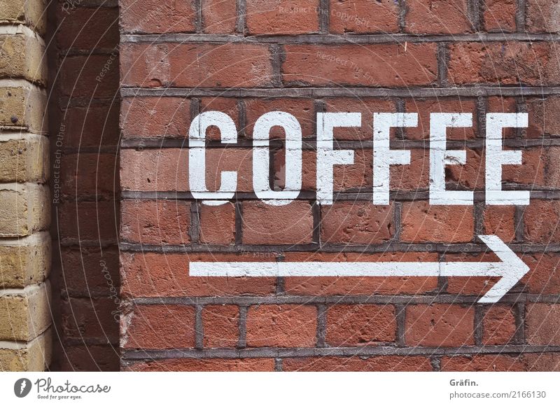 Kaffee - bitte folgen sie dem Pfeil Mauer Wand Fassade Stein Schriftzeichen Schilder & Markierungen Hinweisschild Warnschild entdecken genießen trinken retro