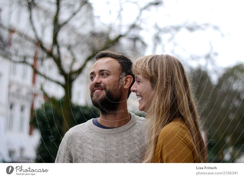 hihi Paar Partner 2 Mensch 18-30 Jahre Jugendliche Erwachsene Baum Sträucher langhaarig Bart beobachten entdecken genießen lachen Freundlichkeit Glück trendy